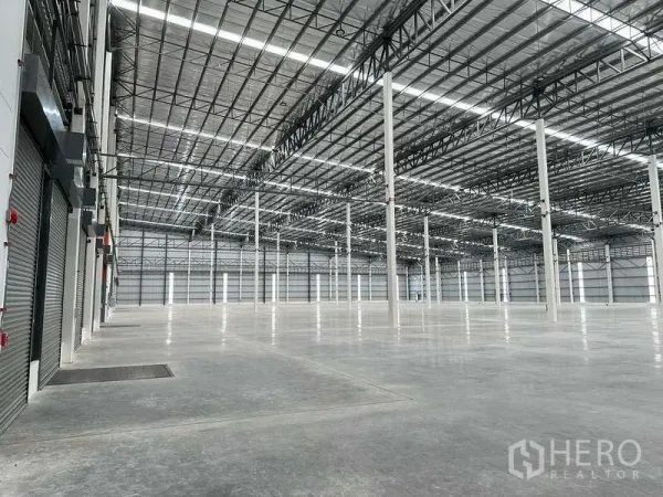 工厂 出租在Bang Phli, Samut Prakan - 仓库内部开阔，净高约10米，钢结构屋架与抛光混凝土地面。