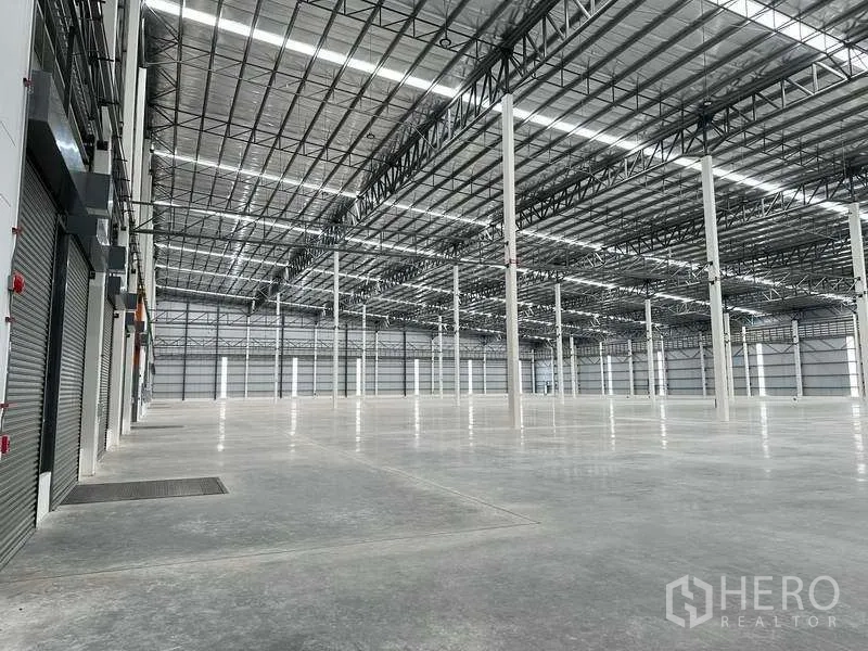 工厂 出租在Bang Phli, Samut Prakan - 仓库内部开阔，净高约10米，钢结构屋架与抛光混凝土地面。