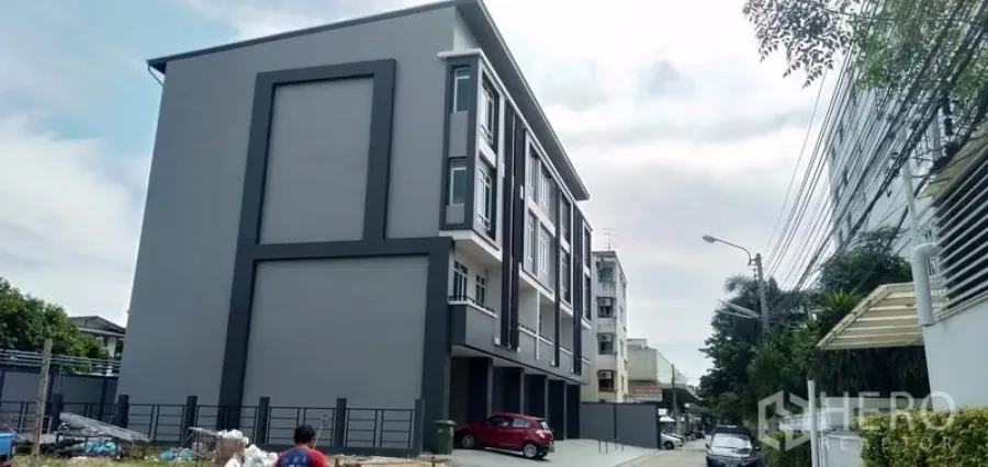 สำนักงานที่บ้าน ขายในHuai Khwang, Bangkok - อาคารโฮมออฟฟิศหลายชั้นสไตล์โมเดิร์น มีลานจอดรถและประตูรั้ว