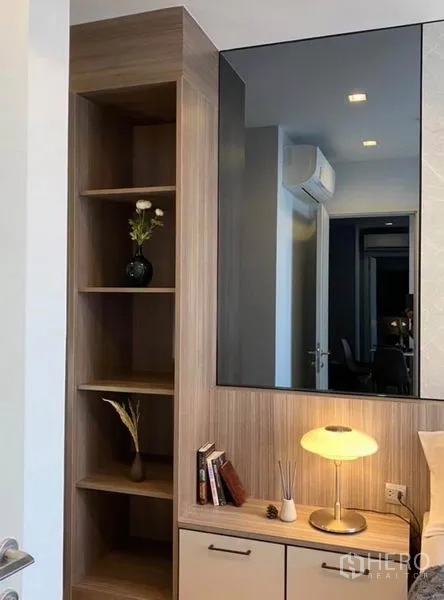 公寓 出租或出售在Phaya Thai, Bangkok - 内置书架与梳妆台，镜面与柔和台灯。