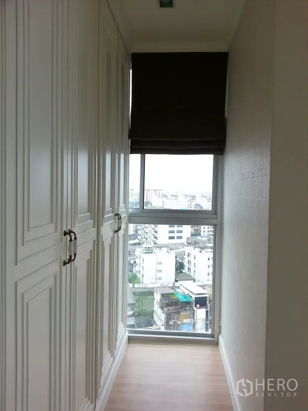 คอนโด ให้เช่าหรือขายในWatthana, Bangkok - โถงวอล์กอินคลอเซท์สว่างตา ตู้บิวท์อินสีขาว และหน้าต่างบานใหญ่เห็นวิวเมือง