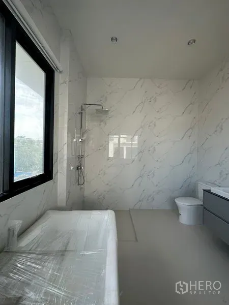 บ้าน ให้เช่าในWatthana, Bangkok - ห้องน้ำสมัยใหม่ลายหินอ่อน มีฝักบัวเรนชาวเวอร์ อ่างอาบน้ำ และเคาน์เตอร์อ่างล้างหน้า