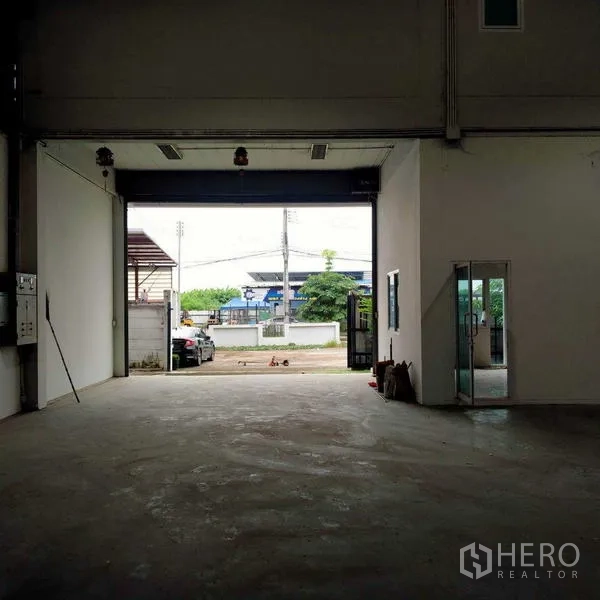 Warehouse for rent in Mueang Samut Sakhon, Samut Sakhon - Spacious loading bay with large roller shutter opening toward the street.