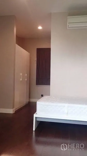 Detached House for rent in Bang Kapi, Bangkok - Cozy bedroom with wardrobe, air conditioning and wooden floors.