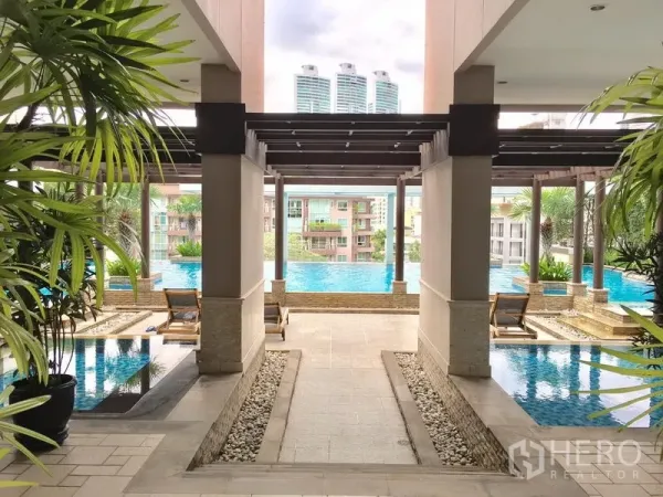 คอนโด ให้เช่าในKhlong Toei, Bangkok - สระว่ายน้ำสไตล์รีสอร์ตของคอนโด พร้อมศาลาไม้ เตียงอาบแดด และวิวเมือง