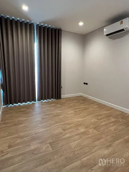 บ้าน ให้เช่าในBueng Kum, Bangkok - ห้องนอนโล่งสว่าง พื้นลายไม้ แอร์ผนัง และผ้าม่านทึบ ในบ้านเดี่ยวบึงกุ่ม กรุงเทพฯ
