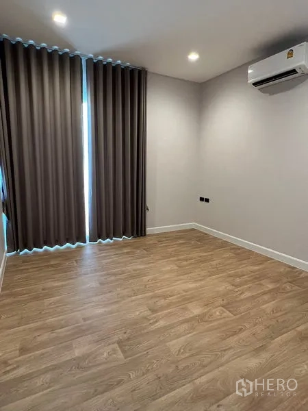 บ้าน ให้เช่าในBueng Kum, Bangkok - ห้องนอนโล่งสว่าง พื้นลายไม้ แอร์ผนัง และผ้าม่านทึบ ในบ้านเดี่ยวบึงกุ่ม กรุงเทพฯ