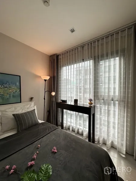 คอนโด ให้เช่าหรือขายในKhlong Toei, Bangkok - ห้องนอนที่สองพร้อมหน้าต่างมุมบานใหญ่ โคมไฟยืน และโต๊ะคอนโซล