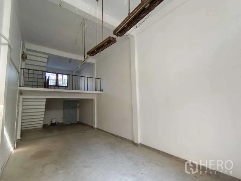 อาคารพาณิชย์ ให้เช่าในBang Na, Bangkok - พื้นที่ชั้นล่างแบบเปิดโล่ง โคมไฟแขวนและราวชั้นลอย