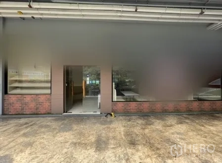 零售空间 出租在Khlong Toei, Bangkok - 临街店面，整面落地玻璃与中央入口门。