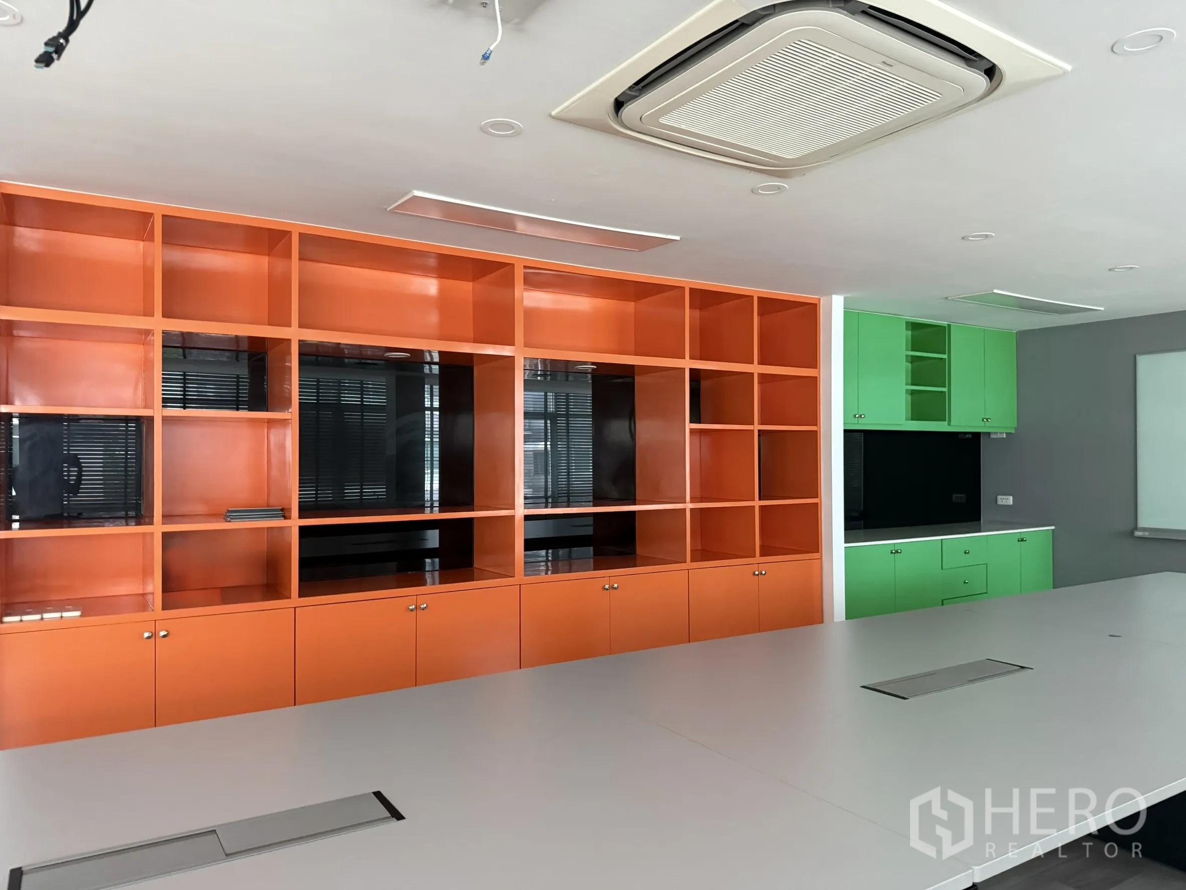 สำนักงาน ให้เช่าในBueng Kum, Bangkok - ภาพระยะใกล้ของตู้เก็บของสีสันด้านหลังโต๊ะประชุม