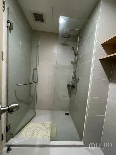คอนโด ขายในKhlong Toei, Bangkok - ห้องน้ำสไตล์โมเดิร์น พร้อมตู้อาบน้ำกระจกและฝักบัวเรนชาวเวอร์