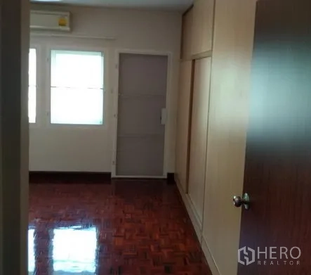 อพาร์ทเมนท์ ให้เช่าในPathum Wan, Bangkok - โถงทางเดินห้องนอนพร้อมตู้เสื้อผ้าบิวท์อิน พื้นปาร์เกต์ และเครื่องปรับอากาศ ในอพาร์ตเมนต์กรุงเทพฯ