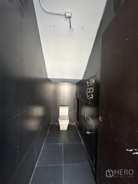 สำนักงานที่บ้าน ให้เช่าในPathum Wan, Bangkok - ห้องน้ำยาวแคบ ผนังกระเบื้องสีดำ พร้อมสุขภัณฑ์ชักโครก