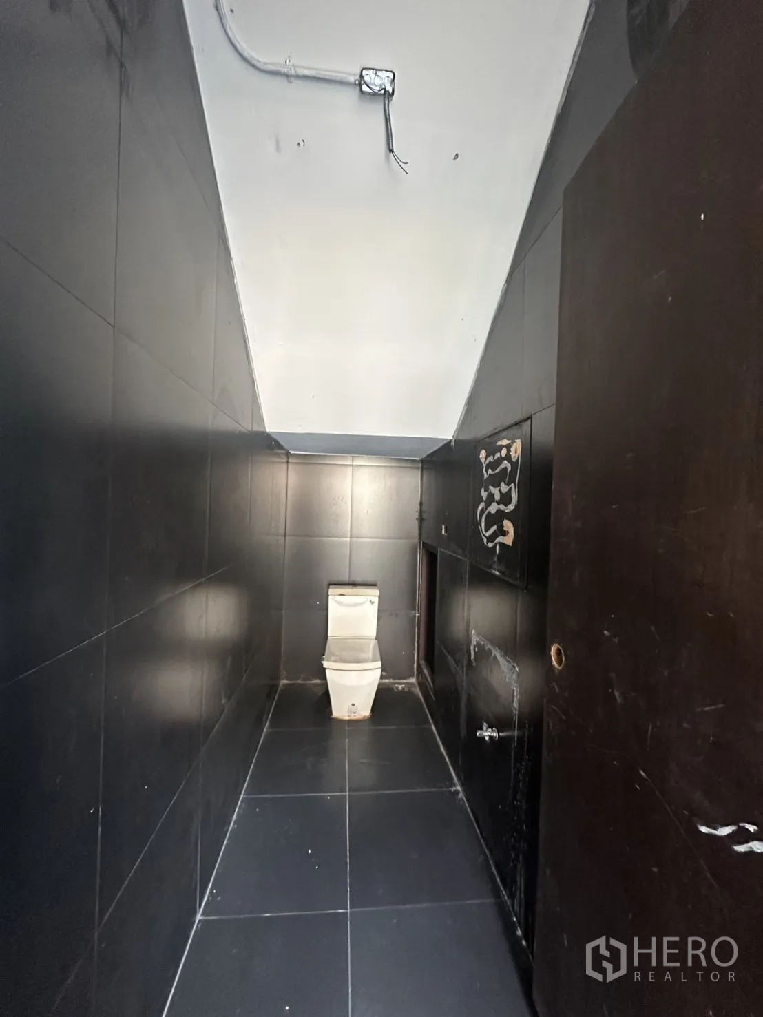 สำนักงานที่บ้าน ให้เช่าในPathum Wan, Bangkok - ห้องน้ำยาวแคบ ผนังกระเบื้องสีดำ พร้อมสุขภัณฑ์ชักโครก