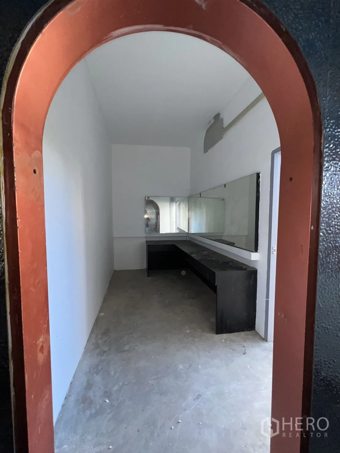 อาคารพาณิชย์ ให้เช่า - ห้องเรียบง่าย กระจกยาวและเคาน์เตอร์ มองผ่านซุ้มโค้ง