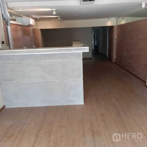 อาคารพาณิชย์ ให้เช่าในWatthana, Bangkok - พื้นที่ชั้นล่างพร้อมเคาน์เตอร์รับรอง พื้นไม้ และไฟราง