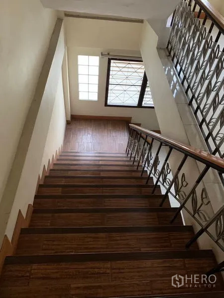 อาคารพาณิชย์ ขายในHuai Khwang, Bangkok - บันไดไม้พร้อมราวเหล็ก แสงส่องจากหน้าต่าง