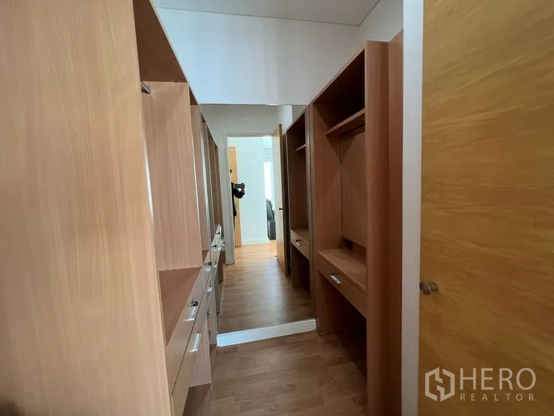 คอนโด ให้เช่าหรือขายในWatthana, Bangkok - ทางเดินห้องแต่งตัวแบบวอล์กอิน ตู้บิลท์อินไม้และกระจกบานใหญ่