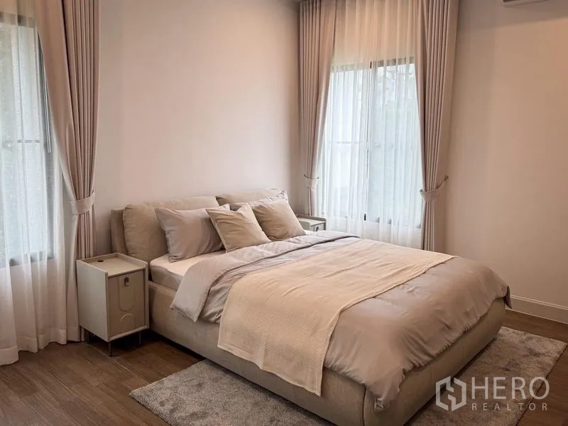 独立式住宅 出租或出售 - 静雅卧室，浅色窗帘与大窗采光。