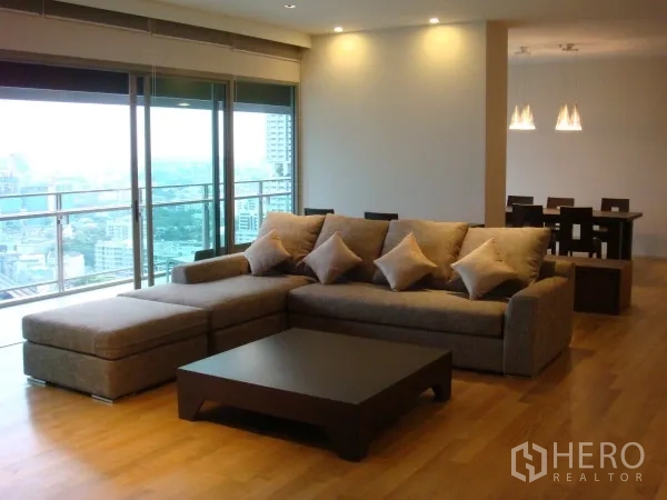 คอนโด ให้เช่าในWatthana, Bangkok - ห้องนั่งเล่นกว้าง โซฟาเข้ามุม โต๊ะกลาง และระเบียงชมวิวเมือง