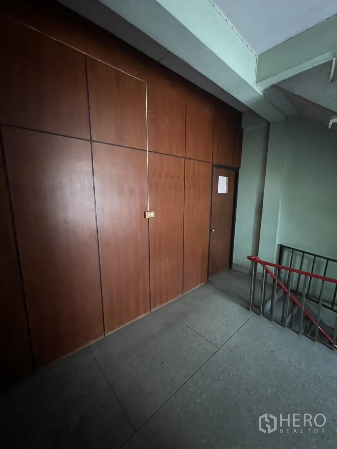 อาคารพาณิชย์ ให้เช่าในKhlong Toei, Bangkok - โถงชั้นพักบันได ผนังไม้เต็มบานข้างบันได