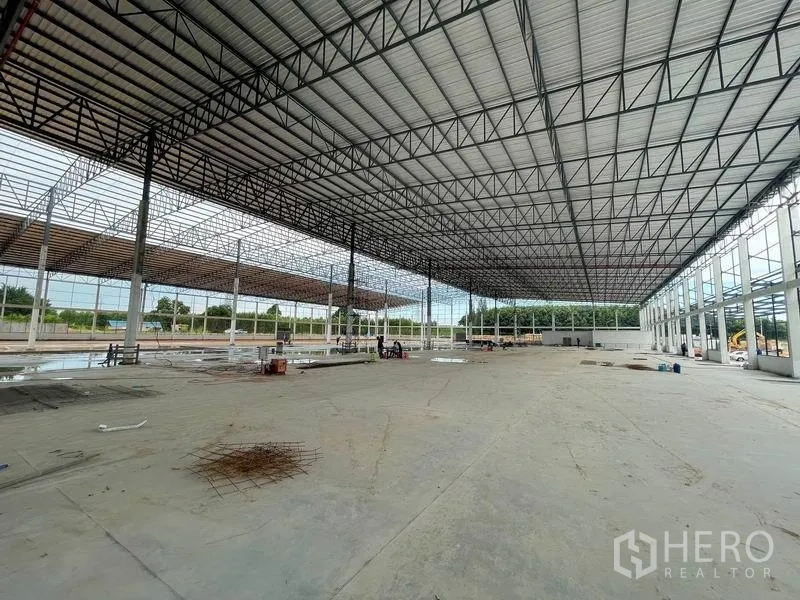 คลังสินค้า ให้เช่าในPluak Daeng, Rayong - ภายในโกดังพื้นที่กว้าง หลังคาโครงถักเหล็กสูง พื้นคอนกรีต ระหว่างก่อสร้าง