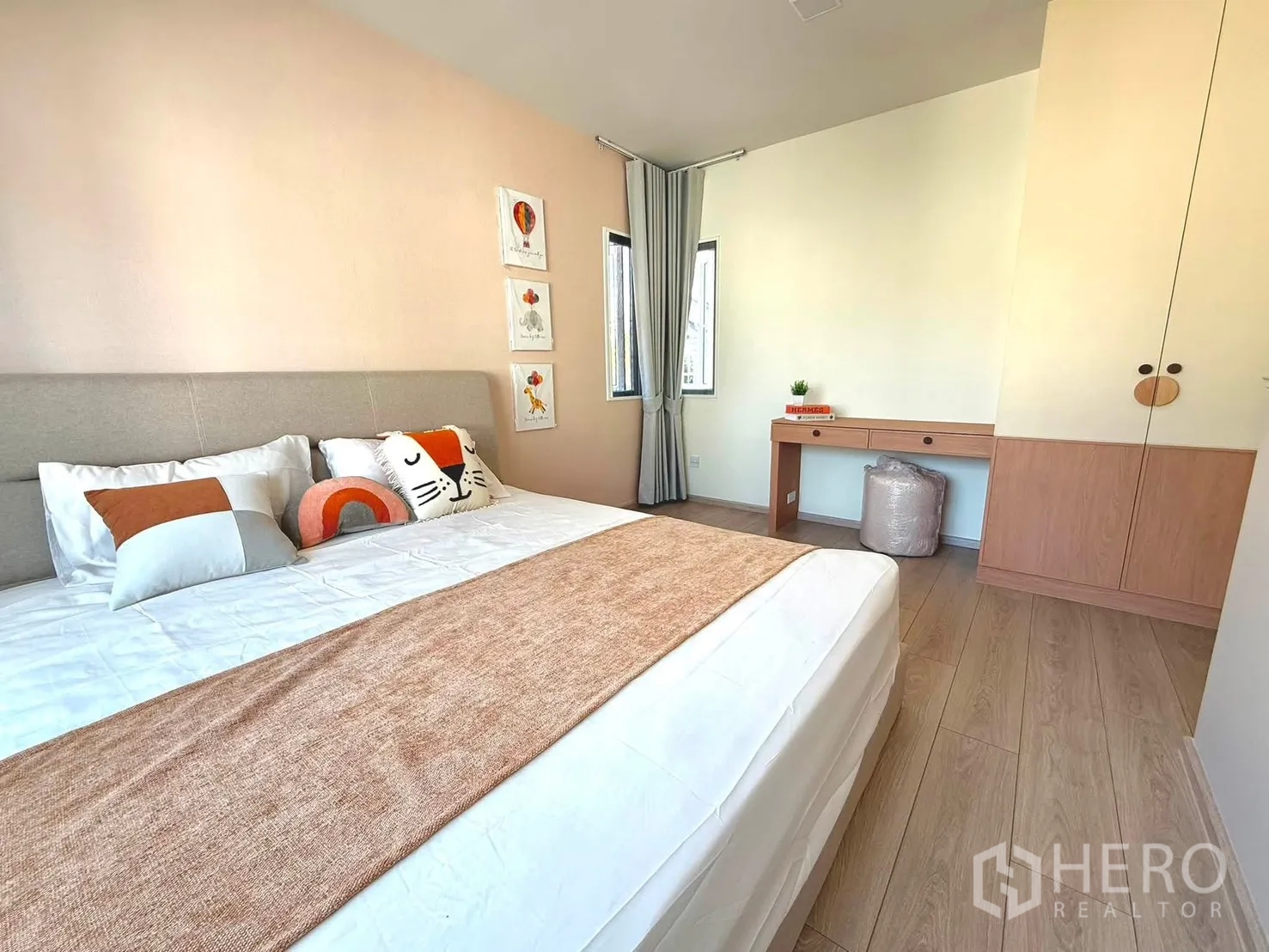 独栋房屋 for rent in Bang Phli, Samut Prakan - 温馨卧室，双人床、衣柜与书写桌，色调素雅。