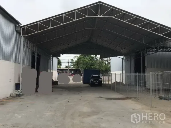 工厂 出租在Min Buri, Bangkok - 高挑钢结构雨棚的装卸区，可停靠集装箱。