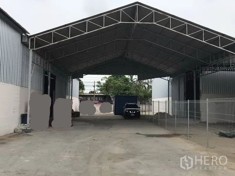 工厂 出租在Min Buri, Bangkok - 高挑钢结构雨棚的装卸区，可停靠集装箱。