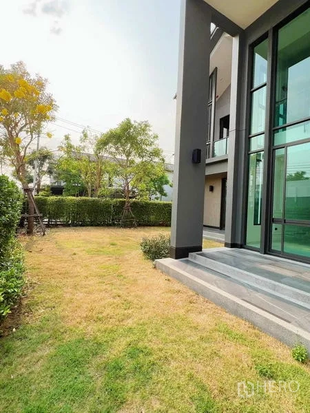 บ้าน ขายในBangkok Noi, Bangkok - สวนส่วนตัวรอบบ้าน รั้วพุ่มไม้ บันไดทางขึ้น และต้นไม้ร่มรื่น