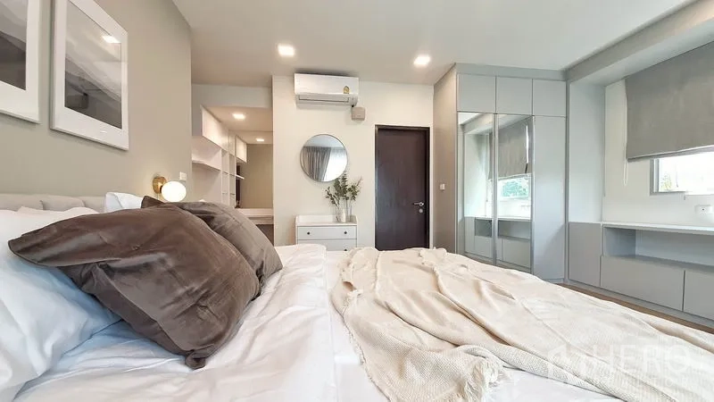 公寓 出租在Khlong Toei, Bangkok - 主卧角度展现内置衣柜、梳妆台、空调与置物架。