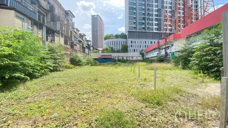 ที่ดิน ให้เช่าในWatthana, Bangkok - ที่ดินเปล่าพื้นที่หญ้า ระหว่างตึกแถวเตี้ยและคอนโดสูง ในย่านพระโขนง กรุงเทพฯ ใต้ท้องฟ้าแจ่มใส