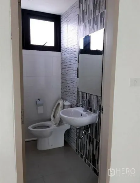สำนักงาน ให้เช่าในBang Kho Laem, Bangkok - ห้องน้ำสำนักงานปูกระเบื้อง สะอาด พร้อมอ่างล้างหน้า กระจก และหน้าต่าง