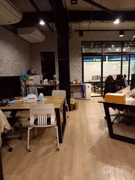 สำนักงาน ให้เช่าในChatuchak, Bangkok - สำนักงานแบบโอเพ่นสเปซ พื้นไม้ ผนังอิฐ เพดานเปลือย พร้อมโต๊ะทำงานยาว