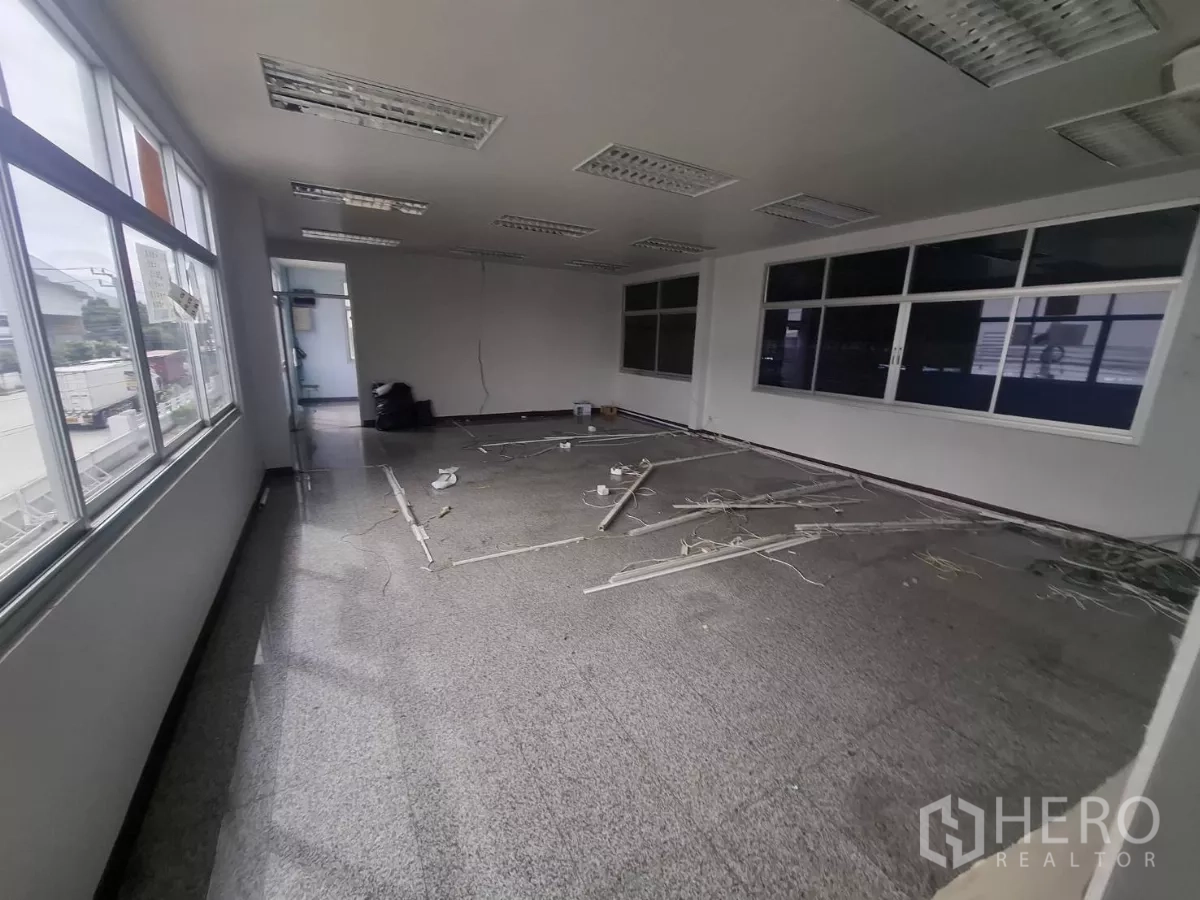 โรงงาน ให้เช่าในKhlong Toei, Bangkok - ห้องออฟฟิศชั้นบนติดกระจกบานใหญ่ รอปรับปรุง