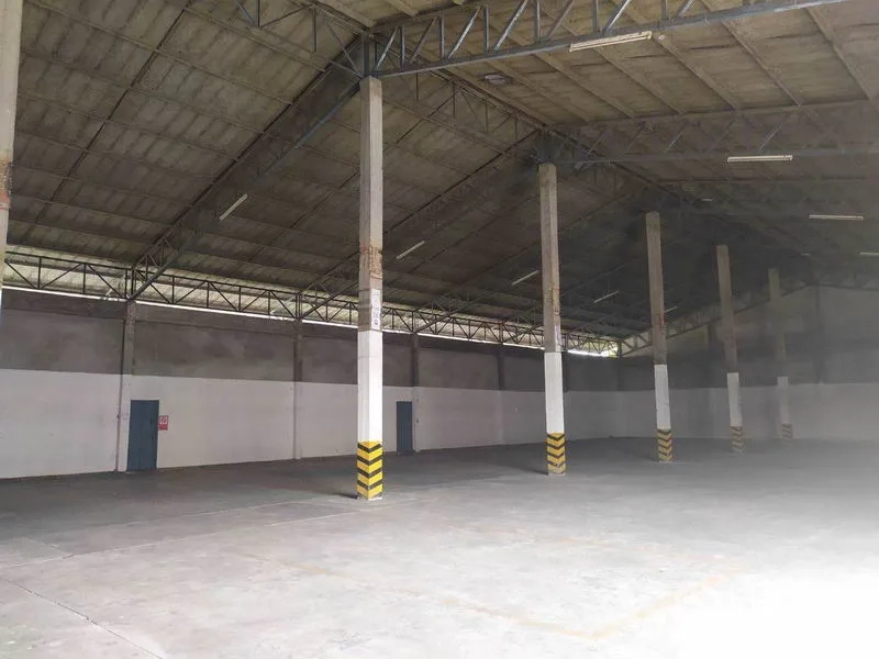 คลังสินค้า ให้เช่าในMueang Samut Prakan, Samut Prakan - พื้นโกดังเรียบมีเส้นมาร์กกิ้ง ประตูทางเข้าออกหลายจุด และหลังคาทรงจั่วระบายอากาศได้ดี