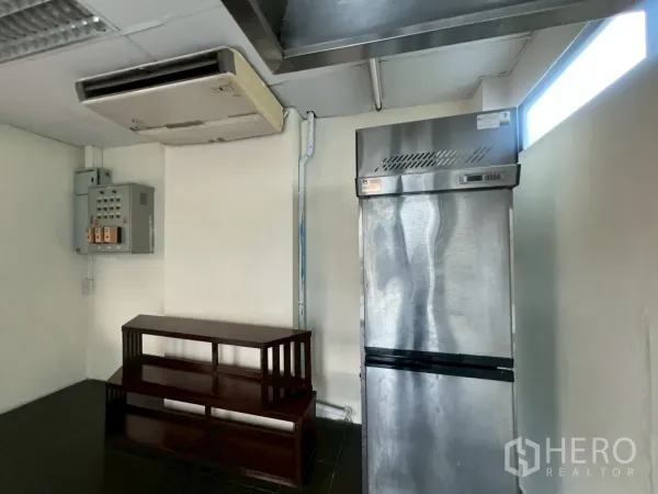พื้นที่ขายปลีก ให้เช่า - ส่วนจัดเตรียมด้านหลังพร้อมตู้เย็นสแตนเลส แอร์ และตู้ควบคุมไฟ