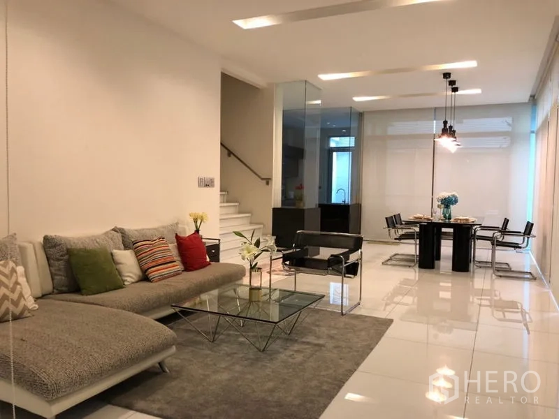 ทาวน์เฮาส์ ให้เช่าหรือขายในChatuchak, Bangkok - ห้องนั่งเล่นเชื่อมต่อโซนทานอาหาร โซฟาตัว L โต๊ะกระจก แสงสว่างโปร่ง