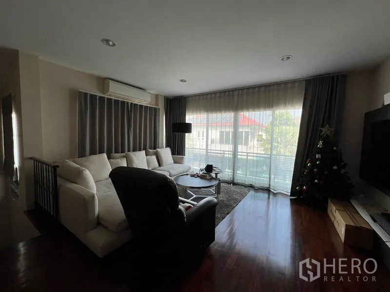 บ้าน ให้เช่าหรือขายในSaphan Sung, Bangkok - ห้องนั่งเล่นชั้นบนติดระเบียง ม่านสูงเต็มผนังและทีวี