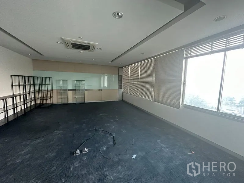 สำนักงาน ให้เช่าในPrawet, Bangkok - ห้องประชุมขนาดใหญ่ มีมู่ลี่ พื้นพรม ชั้นวางโชว์ และหน้าต่างยาวรับแสง