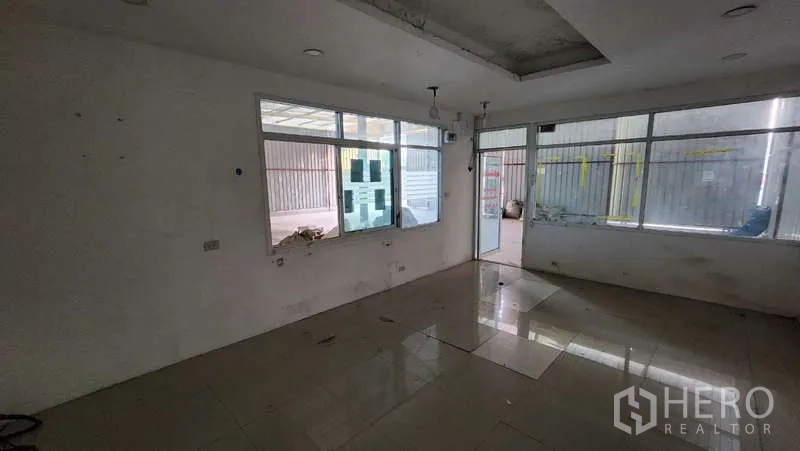 货栈 出租在Bang Khen, Bangkok - 仓库内带窗的办公室，可眺望作业区。