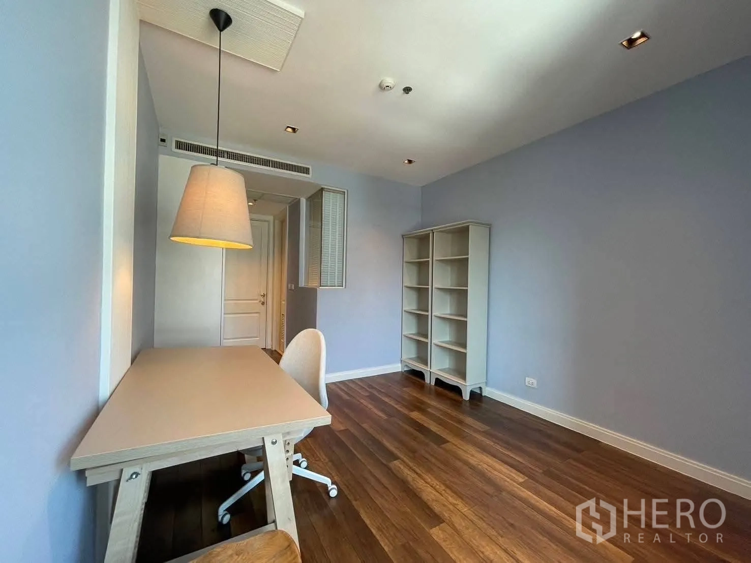 คอนโด for rent in Pathum Wan, Bangkok - ห้องทำงานสว่างพร้อมโต๊ะ เก้าอี้ ชั้นวางของ และพื้นไม้