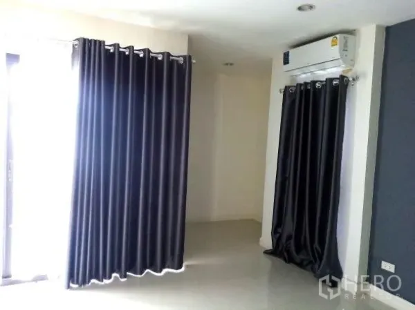 บ้าน ให้เช่าในChok Chai, Nakhon Ratchasima - ห้องนอนพร้อมเครื่องปรับอากาศ ผ้าม่านทึบสีเข้ม และผนังโทนเรียบ