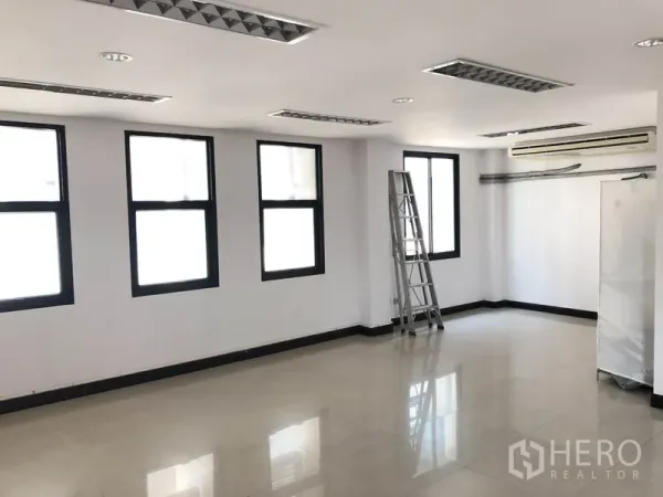 สำนักงานที่บ้าน ให้เช่าในWang Thonglang, Bangkok - ห้องทำงานโล่ง หน้าต่างหลายบาน พื้นเงา และไฟเพดาน