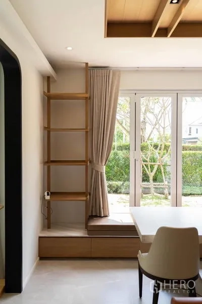 บ้าน ขายในPrawet, Bangkok - ชั้นวางบิลท์อินและประตูกระจกสไลด์ เชื่อมต่อสวนด้านนอก