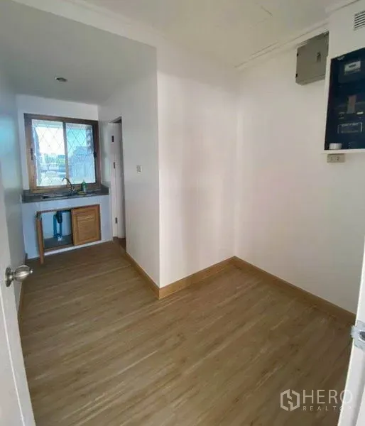 สำนักงาน ให้เช่าในWatthana, Bangkok - แพนทรี่ภายในสำนักงานพร้อมอ่างล้างจานและหน้าต่าง ถัดไปเป็นห้องเอนกประสงค์.