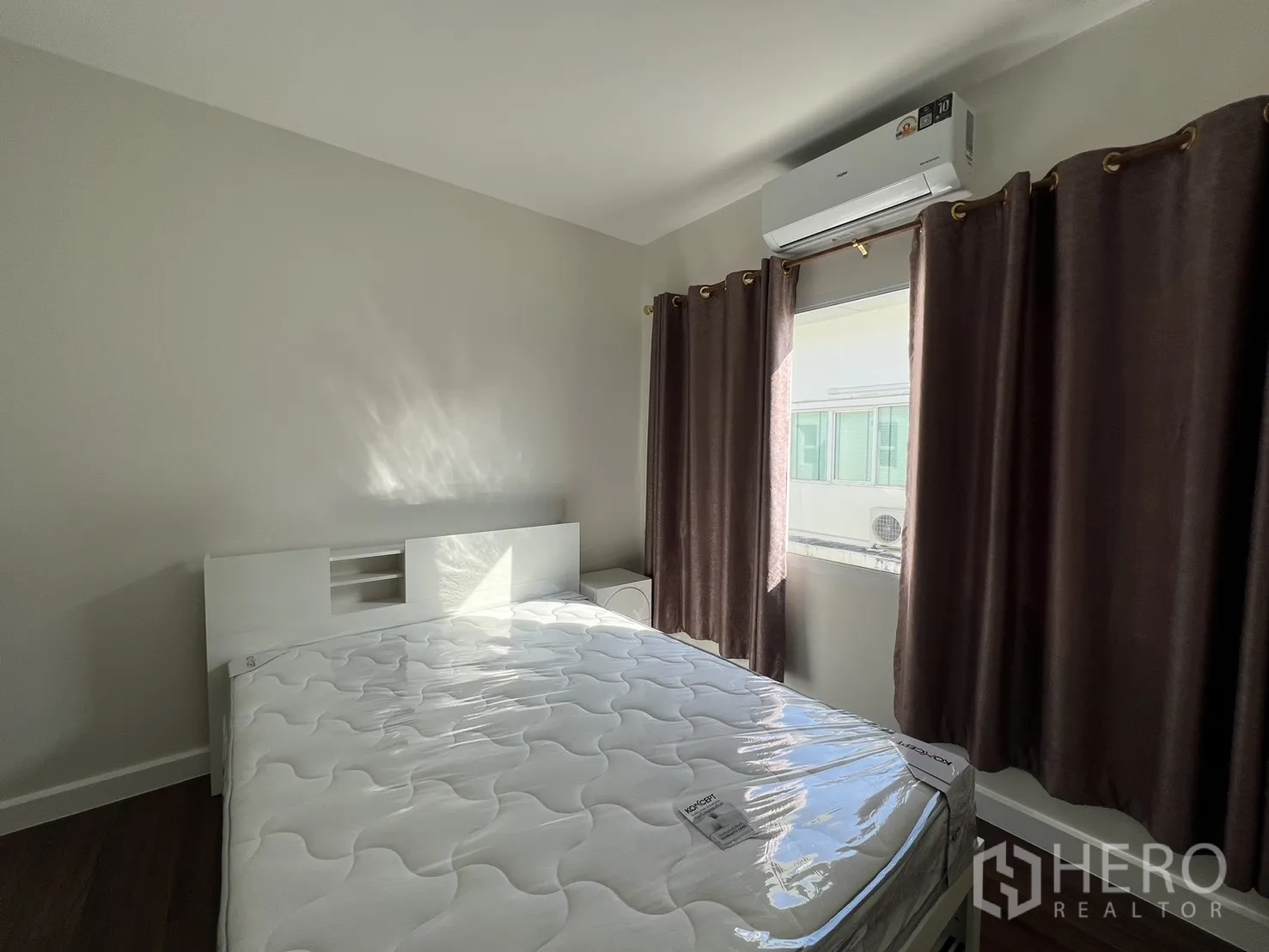 Townhouse for rent in Bang Kapi, Bangkok - Another angle of the same bedroom showing two windows.