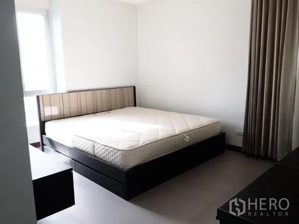 公寓 出租在Huai Khwang, Bangkok - 主卧配大床，宽窗与遮光窗帘，简洁中性色调