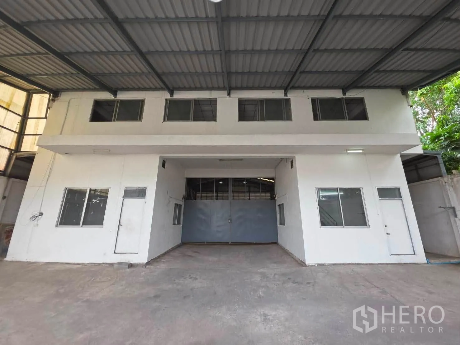 โกดัง for rent or sale in Phra Khanong, Bangkok - ด้านหน้าตัวอาคารโกดังมีชายคาคลุมและประตูทางเข้าอยู่กลางอาคาร